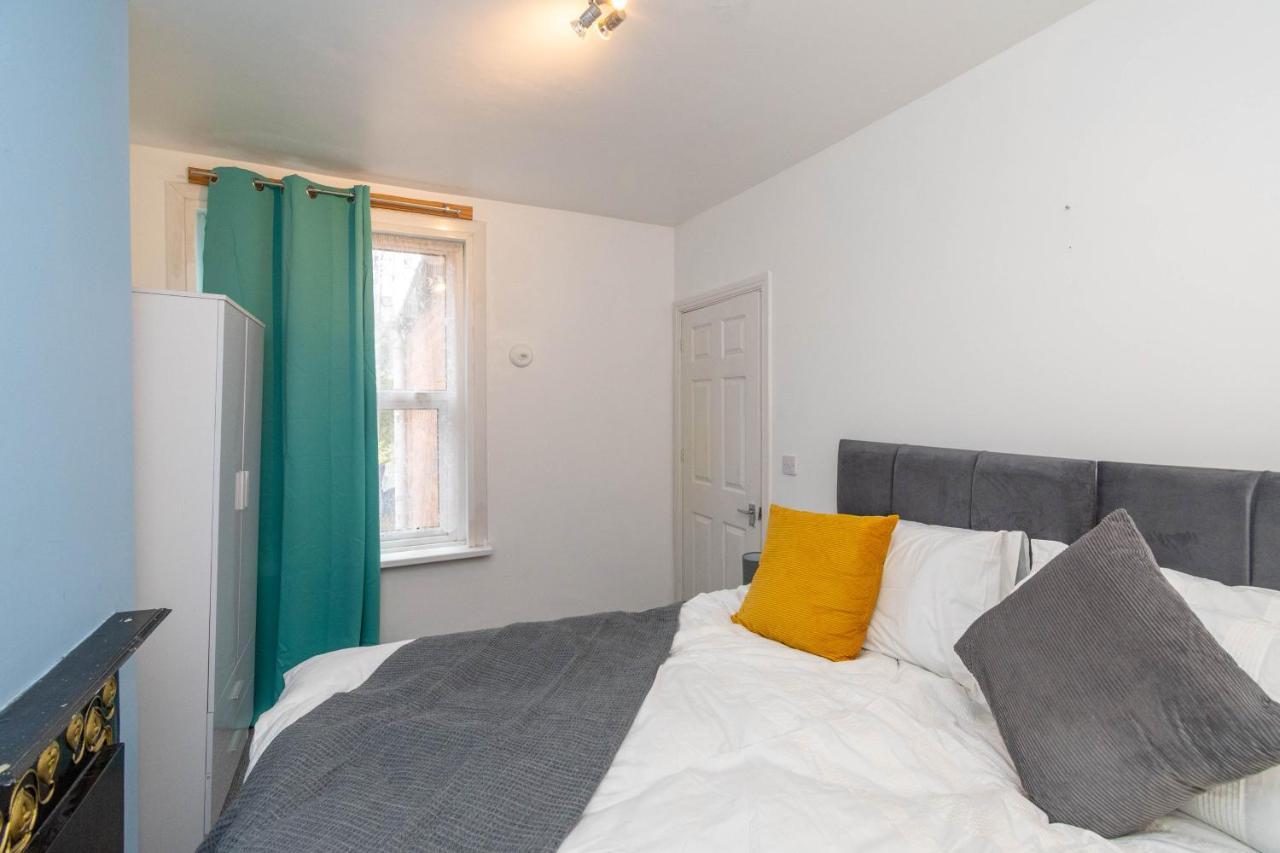 Fantastic 3 Bedroom House *Free Parking* ウォルヴァーハンプトン エクステリア 写真